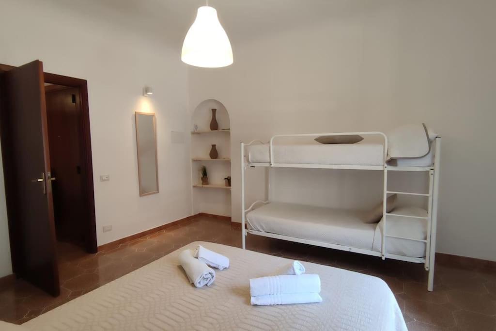 Casa Vacanze U Curtigghiu เชฟาลู ภายนอก รูปภาพ